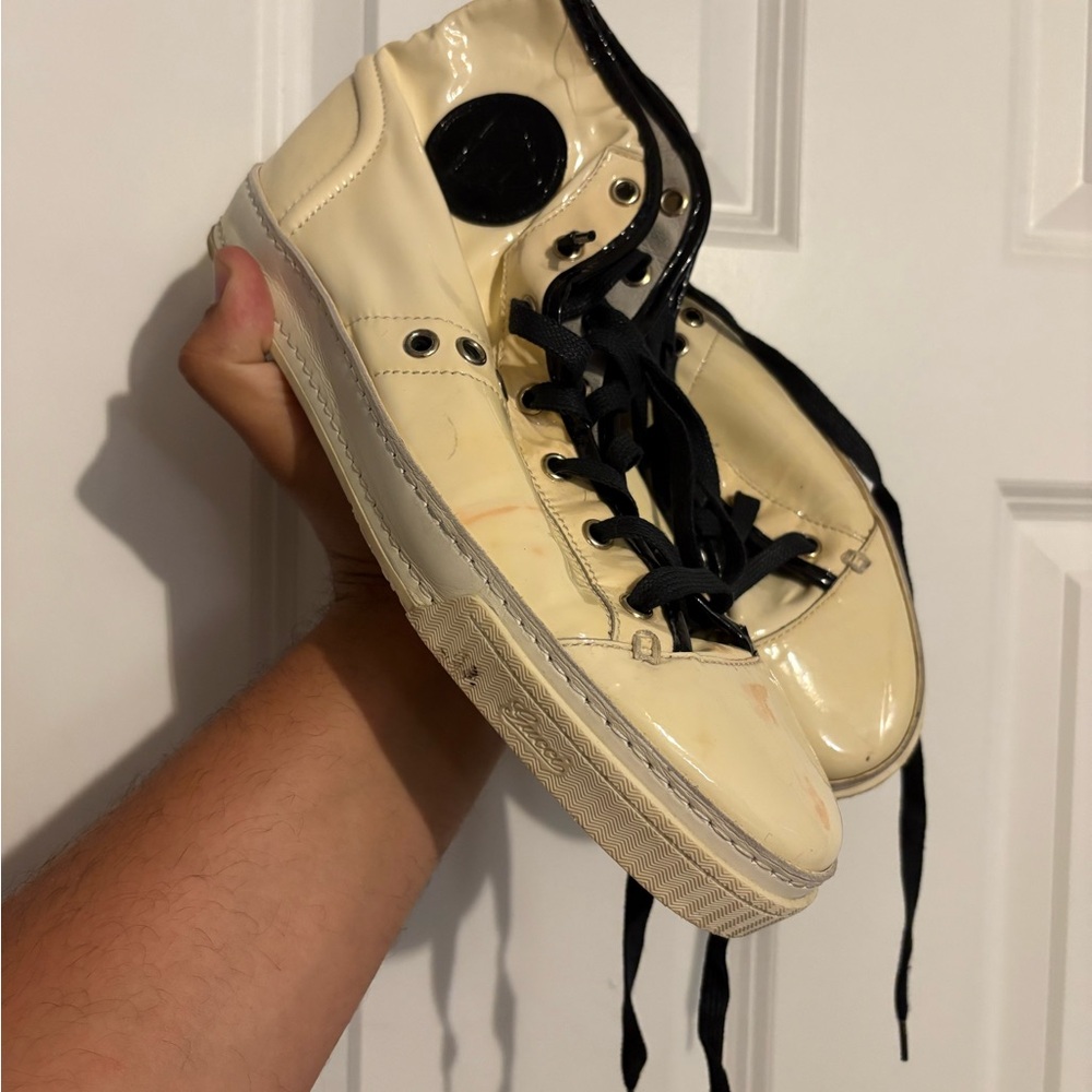 Gucci Cream Sole Sneakers with Textured Design Patent Leather 197418